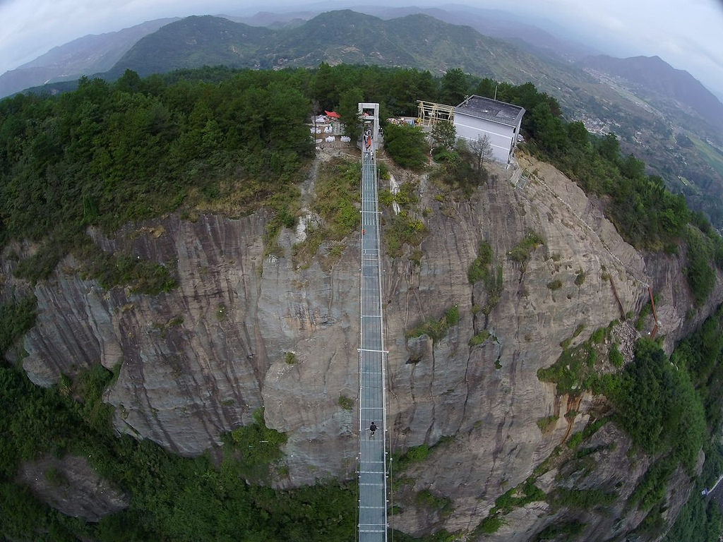 Jambatan Gantung Kaca Terpanjang Di Taman Shiniuzhai Semasa CARI
