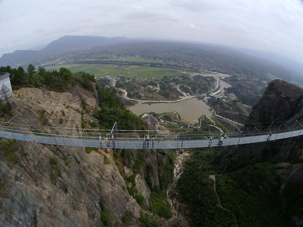 Jambatan Gantung Kaca Terpanjang Di Taman Shiniuzhai Semasa CARI