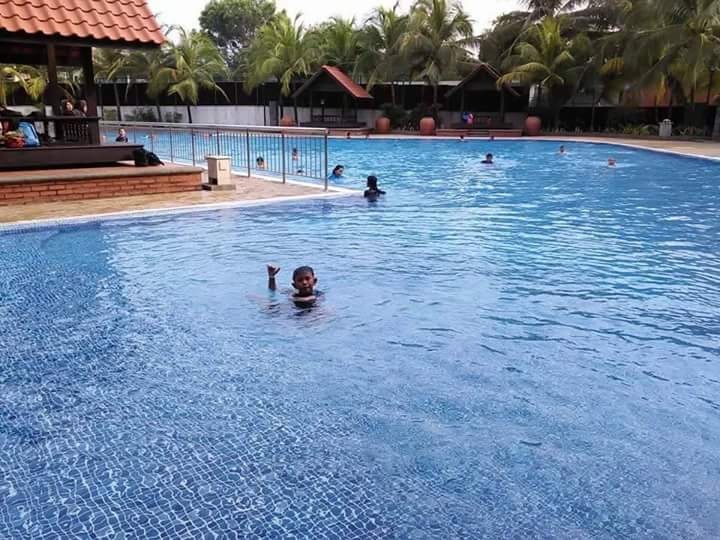 30+ Ide Keren Gambar Anak Perempuan Berenang Di Kolam Renang