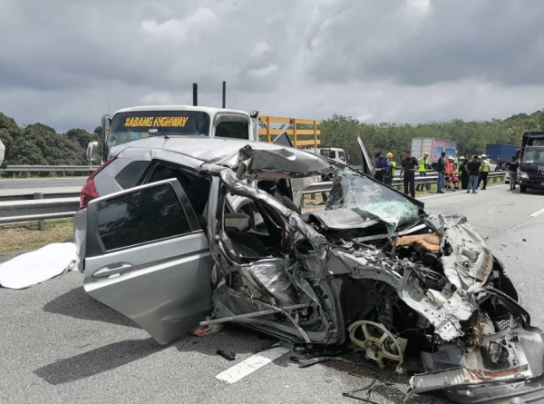 Kereta Remuk Habis Rempuh Lori Dua Tan Baiki Jalan Suami Isteri Dan