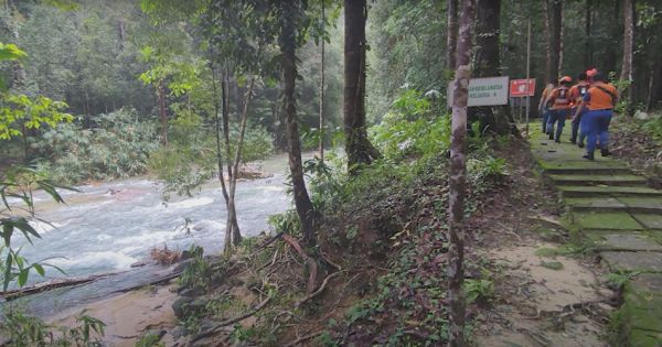 Penyenggara Paip Dikhuatiri Lemas Jatuh Dari Tingkat Air Terjun