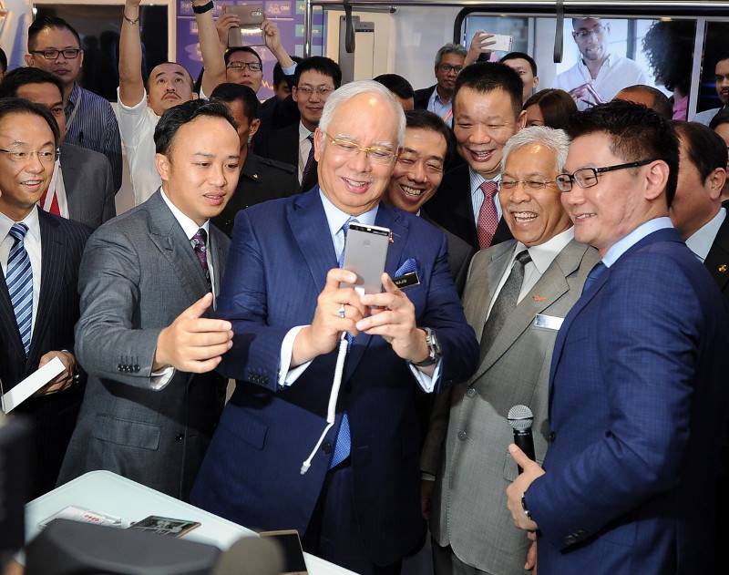 Najib loves P9 Leica.jpg