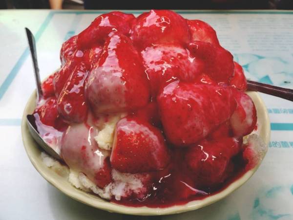草莓冰，满满的草莓