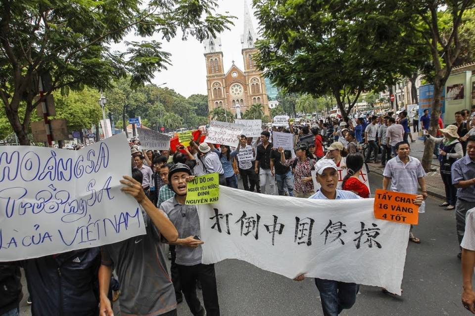 女服务生不会说英文 新加坡男:滚回中国