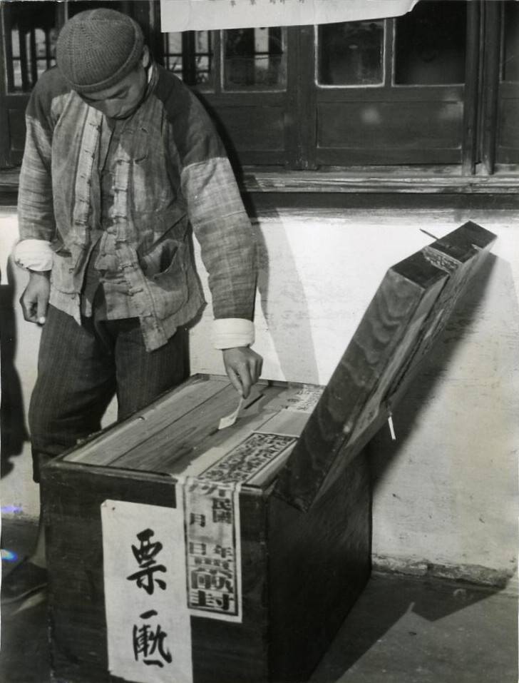 A_worker_putting_his_ballot_in_to_the_box_1948_China.jpg