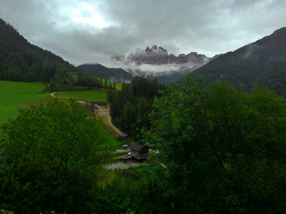 Santa Magdakena/Val di Funes 的山峰。这儿的草原也很广大，漂亮