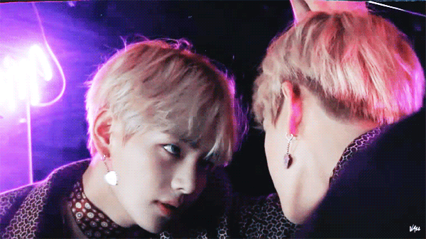 镜中的泰亨.gif
