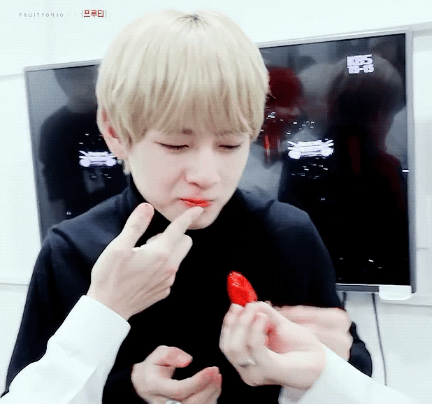 投喂草莓.gif
