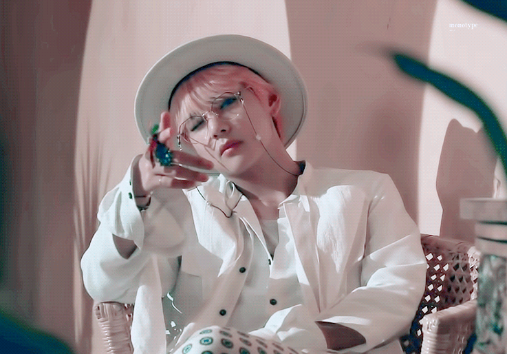 airplane pt.2 打枪.gif