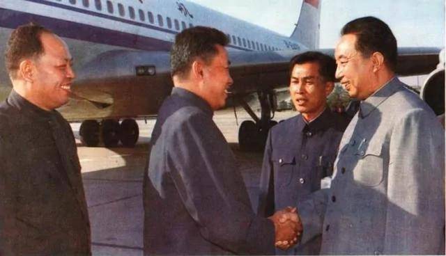 华国锋在北京机场迎接红色高棉领导人波尔布特.jpg