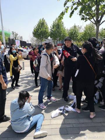 万科的保安殴打业主，连孕妇都不放过.jpg
