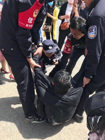 万科的保安殴打业主.jpg