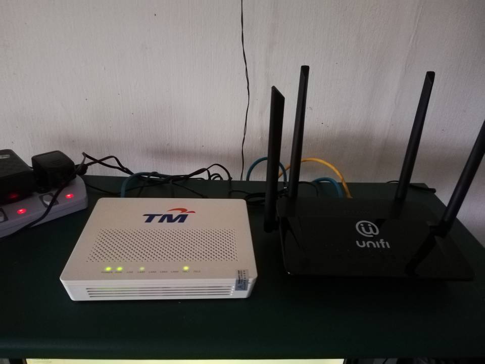 旁边黑色那个是router 是可以更换的