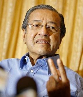 dr-mahathir 2 fingers.jpg