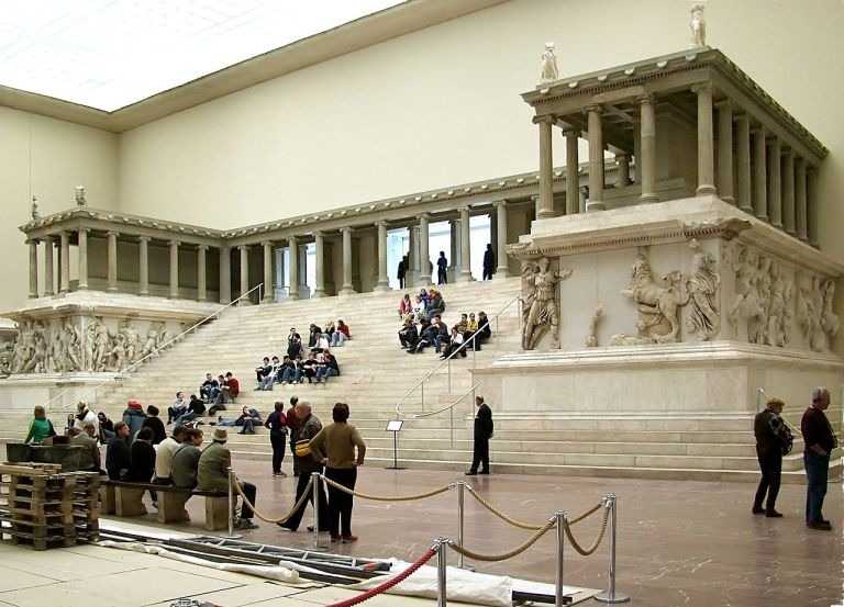 1280px-pergamonmuseum_pergamonaltar.jpg