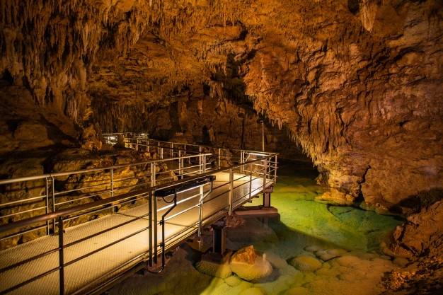 gyokusendo-stalactite-cave-okinawa-island_1258-4579.jpg