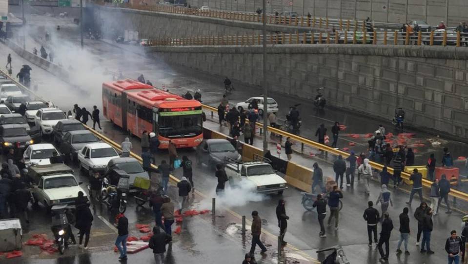 2019-11-16t120803z_1772304208_rc2ccd9u9ain_rtrmadp_3_iran-fuel-protests_1.jpg