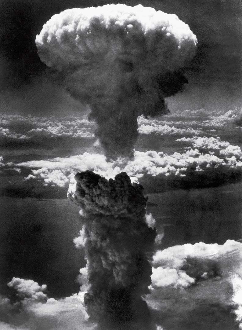 time-100-influential-photos-lieutenant-charles-levy-mushroom-cloud-nagasaki-37.jpg