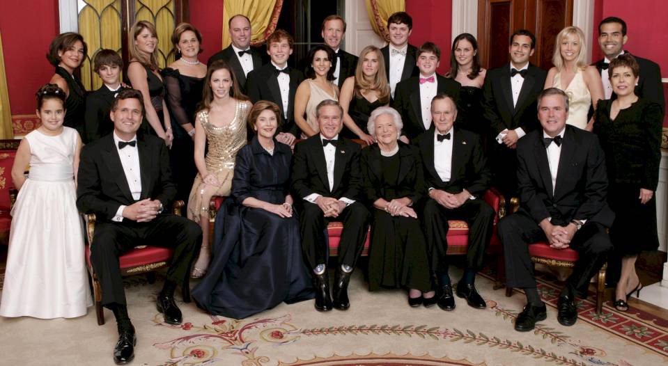 George_W._Bush_and_family.jpg