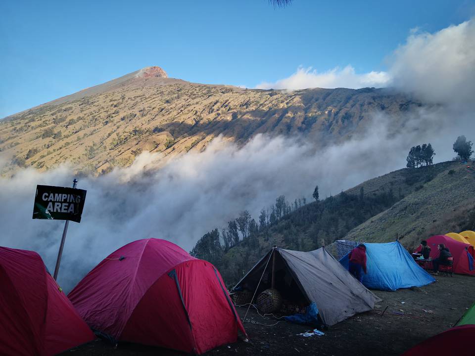 第一天就到了半山安营扎寨，准备凌晨2am起床登山。