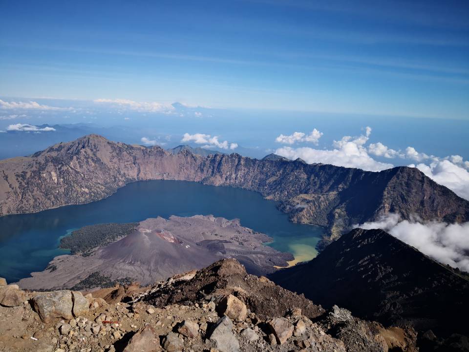 林贾尼火山最大特点是在一个环形火山山脉中，由于地壳变动形成了一座火山湖，湖中又形成了一座小火山(Mount ...