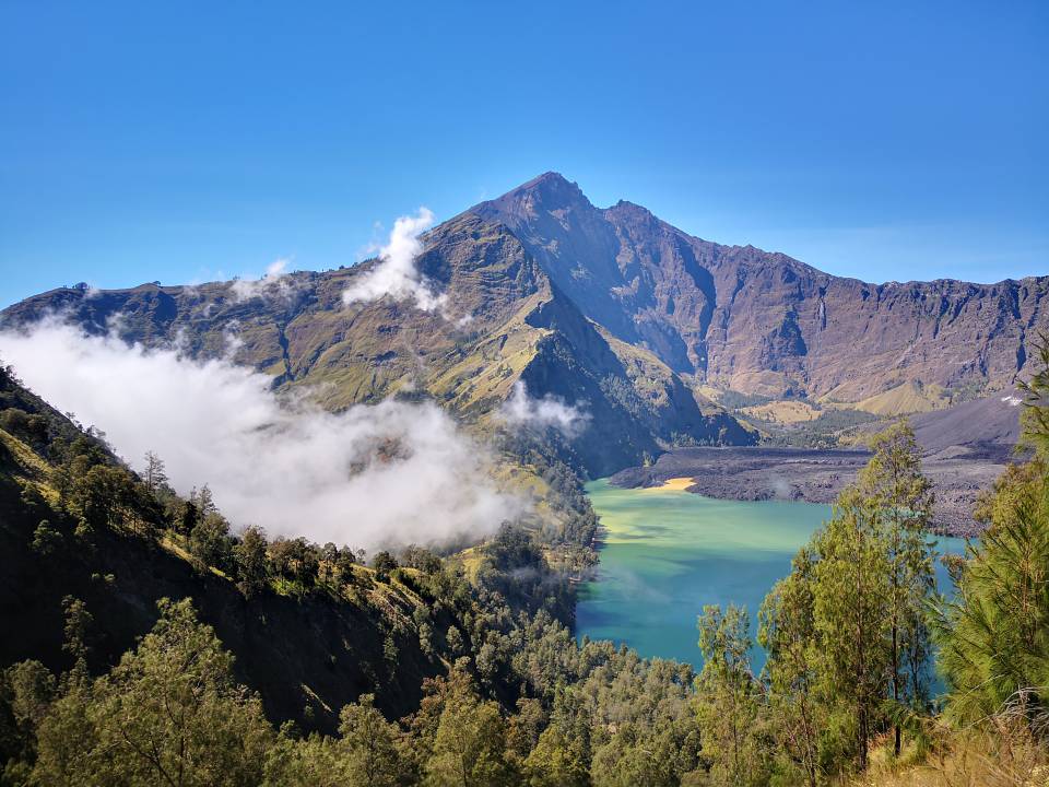 下山的路上，在另一侧看林贾尼火山的山峰