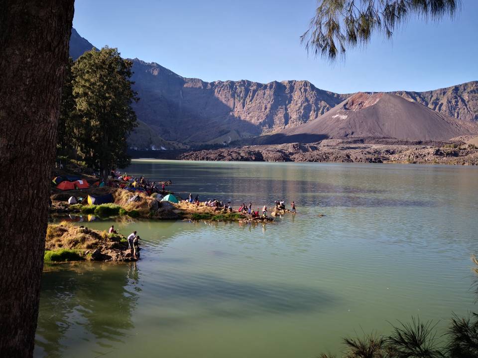 火山湖边有个营地，山导们会在湖边垂钓准备晚餐