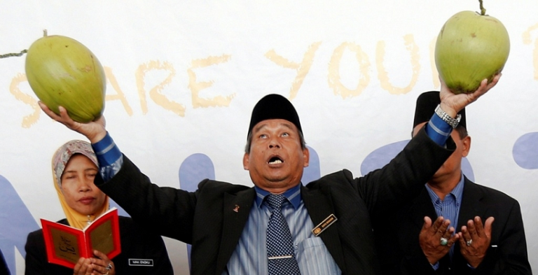 malaysian-man-gets-bomoh-to-perform-exorcism-wants-refund-after-procedure-failed.png