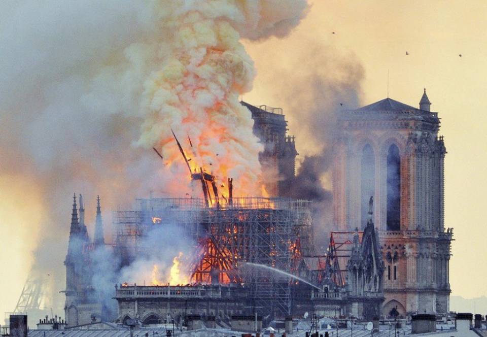 巴黎聖母院是在2019年4月15日發生意外大火_屋頂尖塔及屋頂結構遭到燒毀-圖-美聯社-1024x709.jpeg