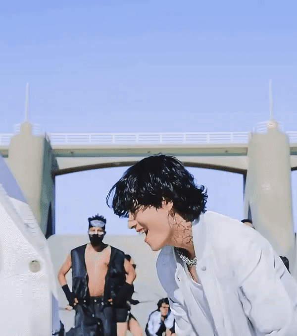 ON MV 秒变脸.gif