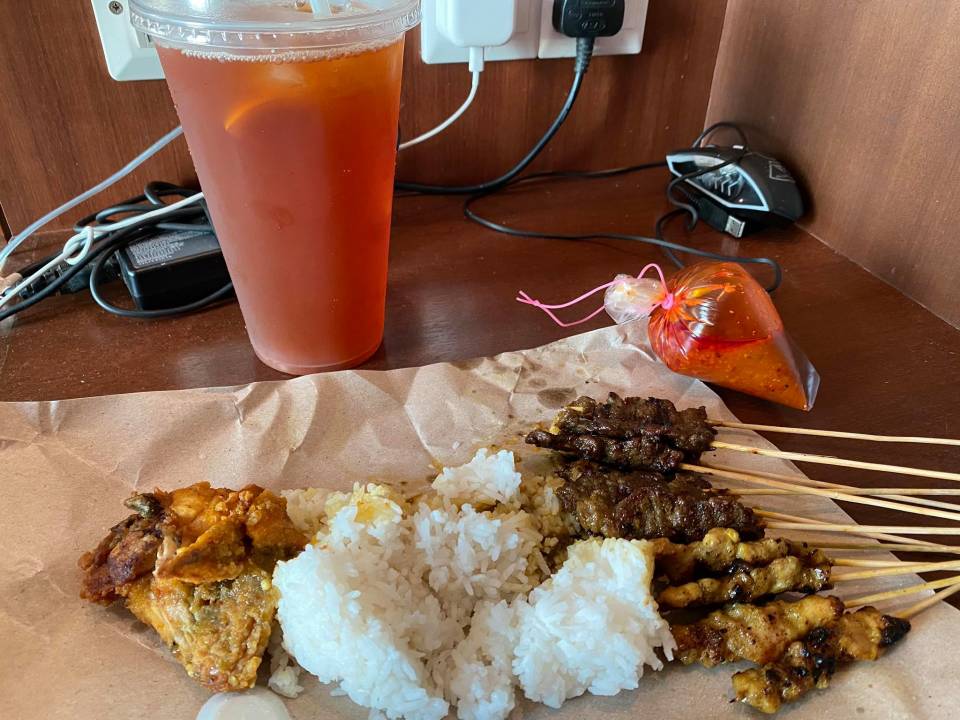 国民美食 nasi katok (饭+炸鸡) $1, 水 $1, 沙爹 $0.25 一支