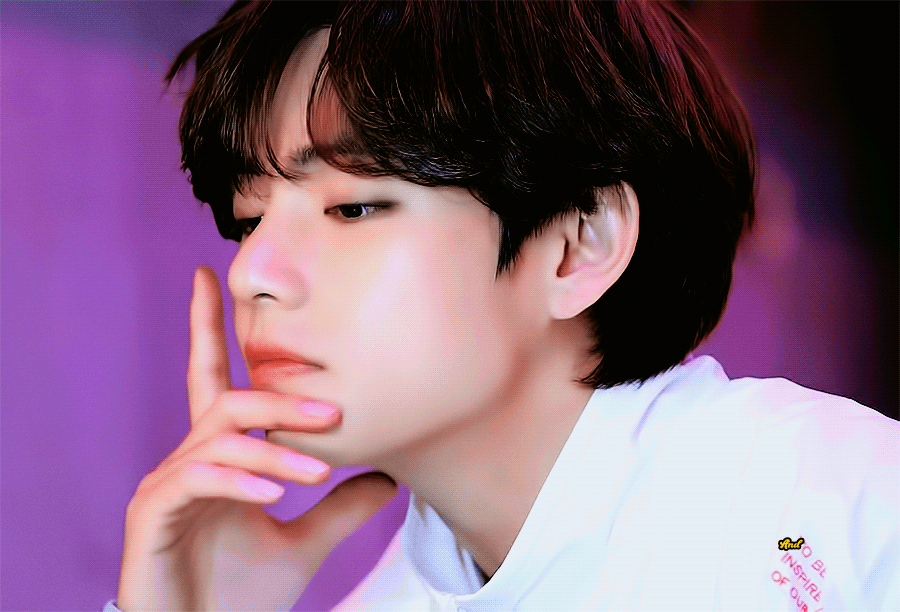 BTS x Fila 单手托下巴.gif