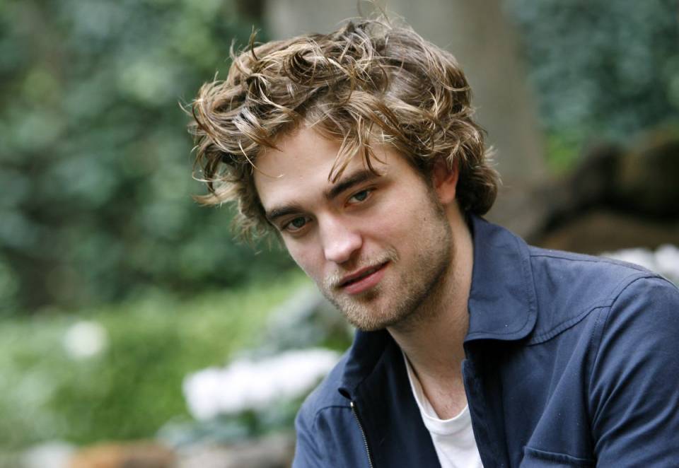 Robert-Pattinson-sitting-for-a-portraight-for-Twilight.jpg