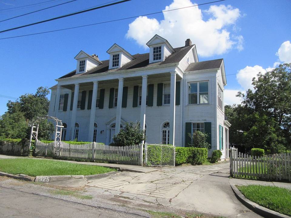 1024px-Big_House_on_Big_Lot_Burdette_Street_Carrollton_New_Orleans.jpg
