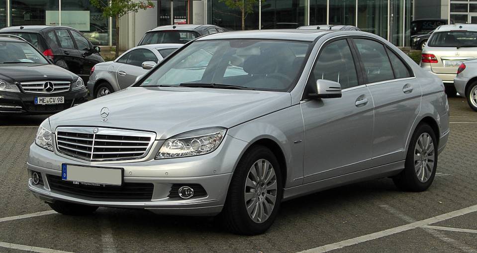 1200px-Mercedes-Benz_C_200_CDI_BlueEFFICIENCY_Elegance_(W_204)_–_Frontansicht,_.jpg