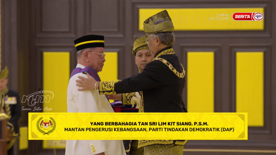 lim-kit-siang-receiving-his-tan-sri-title-from-the-agong-v0-nzz6s39fi44b1.png