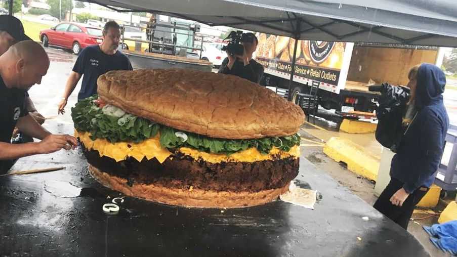 worlds-largest-burger-complete-FT-BLOG0717-897f463351be4036bc94bc18069dce6e.jpg