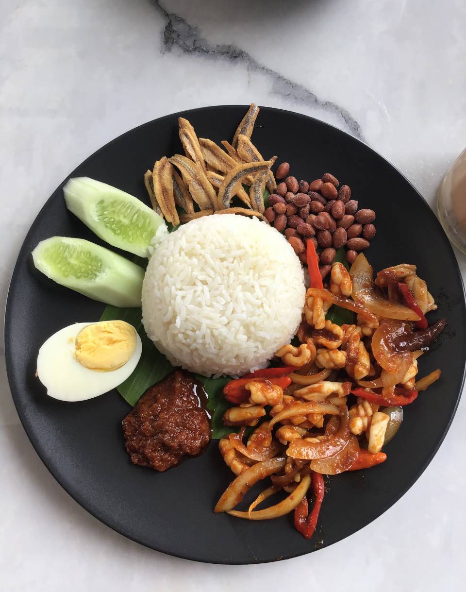 Nasi_Lemak_dengan_Chili_Nasi_Lemak_dan_Sotong_Pedas,_di_Penang_Summer_Restaurant.jpg