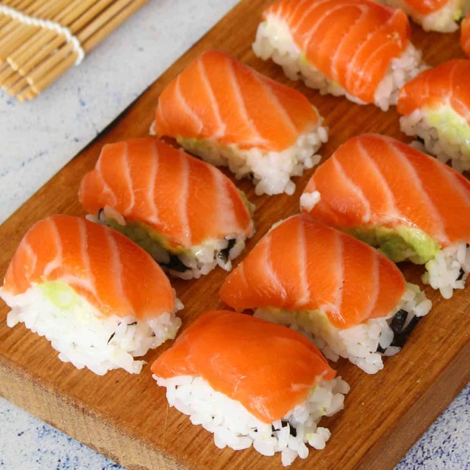 how-to-make-sushi-salmon-nigiri-6.jpg