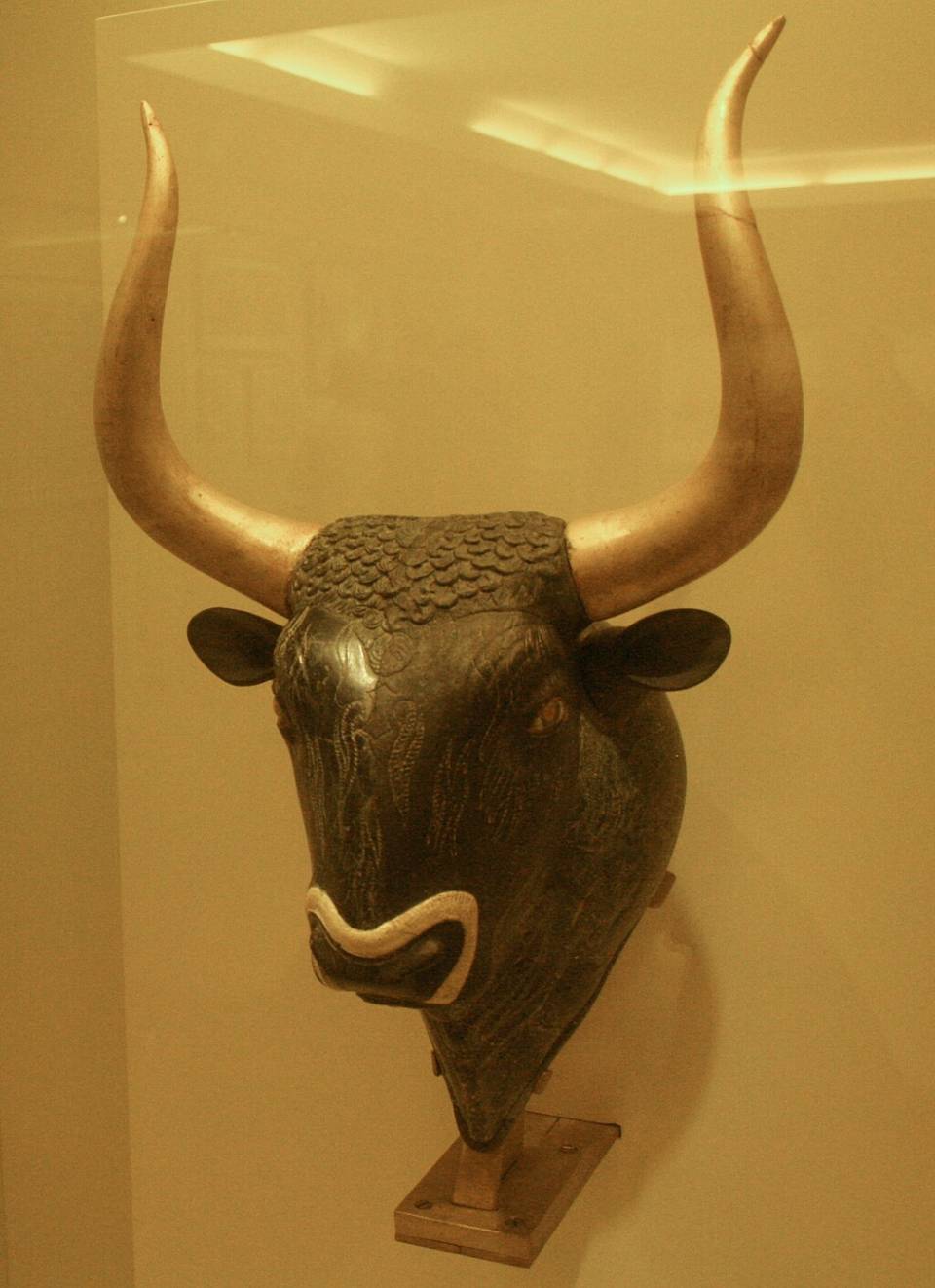 Rython_bull_head-heraklion_archeological_museum.jpg