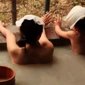 日本人泡温泉头顶放毛巾，原来是因为健康原理