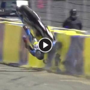 MotoGP车手狠撞防护墙人仰车翻！