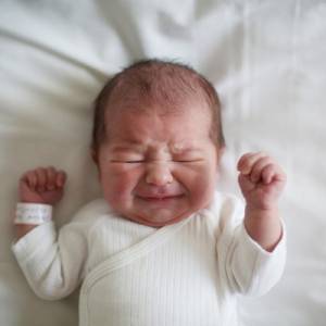 新生儿睡觉经常惊跳，是被“吓坏”了吗？