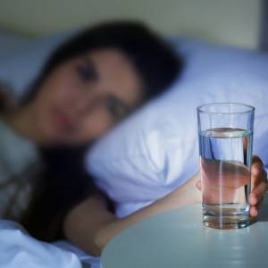 睡前喝水没有坏处，但两种人不宜睡前喝水！