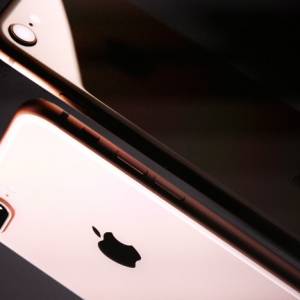 【苹果发布会】果然跳过iPhone 7s！iPhone 8终于支持无线充电