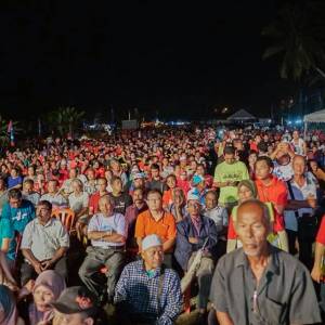 马哈迪旋风狂扫国阵堡垒区 大批垦殖民涌现支持