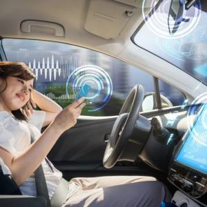 日本政府修改法规允许司机 在拥有自驾系统的汽车上使用手机