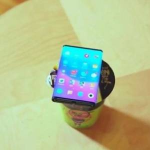 小米发布新旗舰手机视频  “双折叠屏搭杯面，更好吃……”