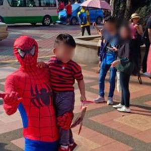 “蜘蛛侠”到马六甲街头卖艺，却因为“这件事”被捕！