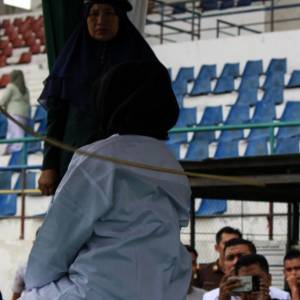 涉发生婚前性行为 印尼穆斯林公开被鞭100下！
